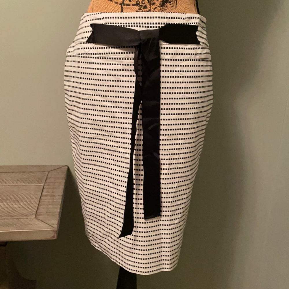Cass white and black skirt. Size 2.